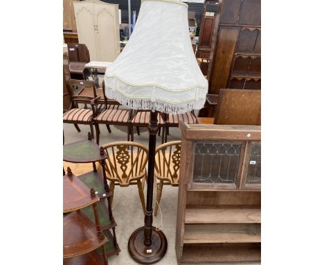 AN EARLY 20TH CENTURY OAK STANDARD LAMP WITH SHADE 
