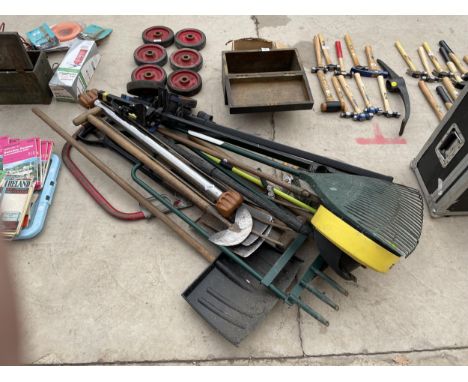 AN ASSORTMENT OF GARDEN TOOLS TO INCLUDE FORKS, SPADES AND A SLEDGE HAMMER ETC 