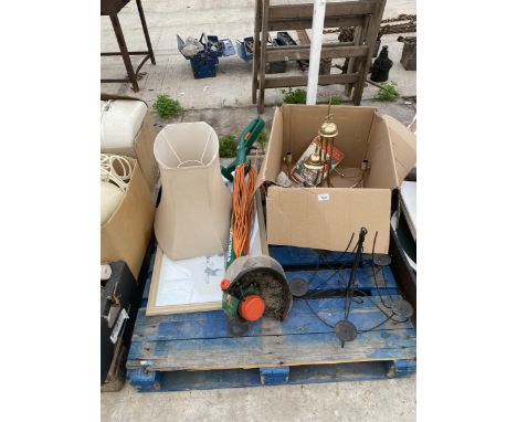 AN ASSORTMENT OF HOUSEHOLD CLEARANCE ITEMS TO INCLUDE A LIGHT FITTING, A LAMP SHADE AND A FRAMED PRINT ETC 