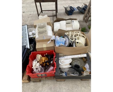 AN ASSORTMENT OF HOUSEHOLD CLEARANCE ITEMS TO INCLUDE CERAMIC FIGURES AND GLASS WARE ETC 
