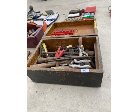 A VINTAGE WOODEN STORAGE CHEST CONTAINING AN ASSORTMENT OF TOOLS TO INCLUDE BRACE DRILL, HAMMERS AND SHEARS ETC 