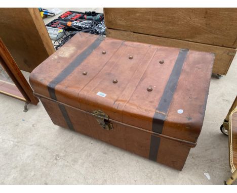 A VINTAGE METAL STORAGE TRUNK WITH TWO HANDLES AND CLASP 