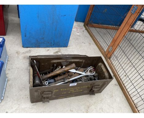 A VINTAGE AMMO CHEST CONTAINING AN ASSORTMENT OF TOOLS TO INCLUDE SPANNERS AND A HAMMER ETC 