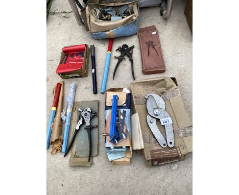AN ASSORTMENT OF TOOLS TO INCLUDE CUTTING PLIERS AND CHISEKLS ETC 
