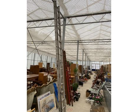 A LARGE TWO SECTION EXTENDABLE ALLUMINIUM LADDER (15 RUNGS PER SECTION) 