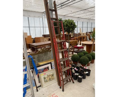 A WOODEN EXTENDING LADDER AND A FURTHER FIVE RUNG STEP LADDER 