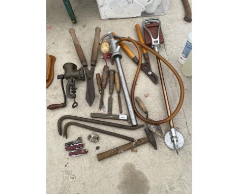 AN ASSORTMENT OF ITEMS TO INCLUDE A VINTAGE MEAT MINCER, CHISELS AND A STICK SEAT ETC 