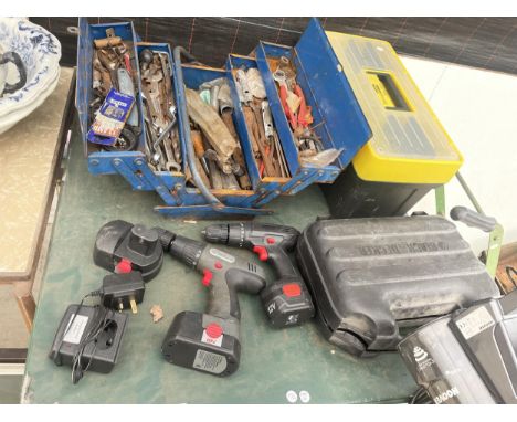 AN ASSORTMENT OF TOOLS TO INCLUDE A BLACK AND DECKER SANDER, TWO BATTERY DRILLS AND FURTHER HAND TOOLS ETC 