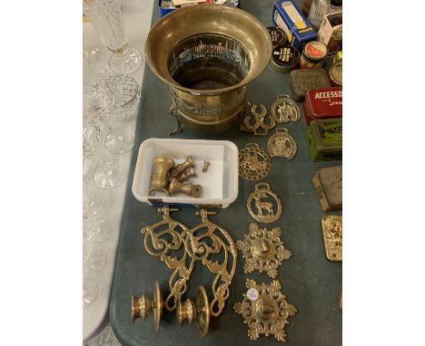 A QUANTITY OF BRASSWARE TO INCLUDE A PLANTER, WEIGHTS, CANDLE SCONCES AND HORSE BRASSES 