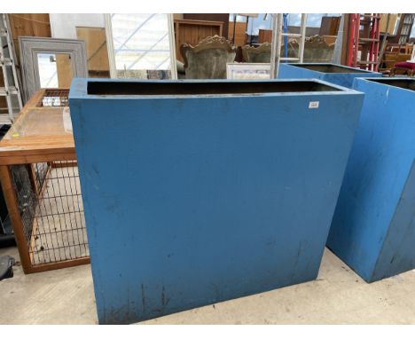 A LARGE RECTANGLUAR BLUE FIBRE GLASS PLANTER (H:90CM W:100CM) 