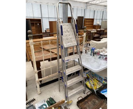 A FOUR RUNG ALLUMINIUM STEP LADDER 