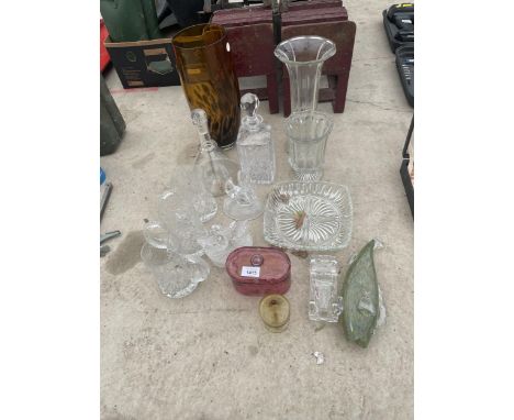 AN ASSORTMENT OF GLASS WARE TO INCLUDE A COLOURED GLASS TRINKET DISH AND FISH, DECANTORS AND VASES ETC 