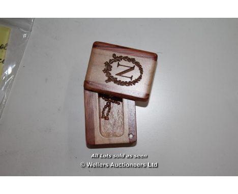 SNUFF BOX AND 9 CT GOLD PENDANT OF STICKMAN STAMPED 375, 1 G / GRADE: UNCLAIMED PROPERTY (DC1)[{MK240416}]