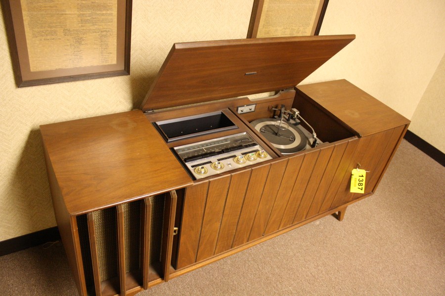 ZENITH MODEL X960 VINTAGE CONSOLE STEREO/TURNTABLE