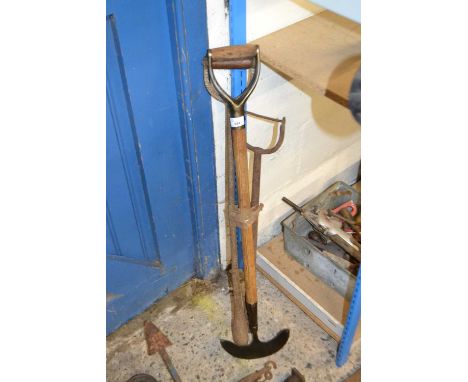 Bundle of garden tools to include dibber and edger