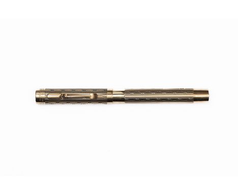 Wahl Eversharp Engine Turned gold on silver vermeil fountain pen. The pattern is similar to that of the Lakeside which has en