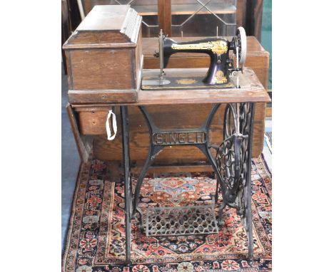A Vintage Treadle Singer Sewing Machine, No. V1004419 with Single Drop Leaf, Movement in Need of Attention 