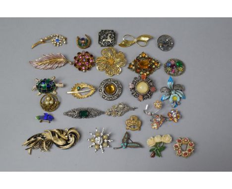 A Collection of Various Vintage Costume Jewellery Brooches 