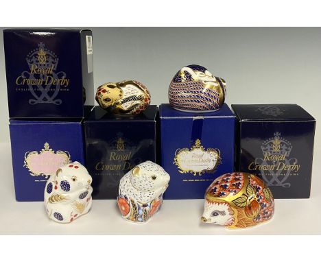 A Royal Crown Derby paperweight, Orchard Hedgehog, Collector's Guild exclusive, gold stopper, 9.5cm long, printed mark in red