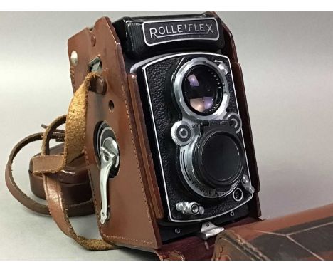 ROLLEIFLEX TWIN LENS REFLEX CAMERA in leather carrying caseThe lens information from the top lens "Heidosmat 1:2,8/75 598798"