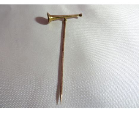 A 15ct gold vintage hunting horn pin. 1.1g