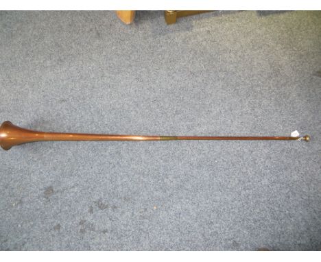 A brass hunting horn. Length: 127cm. PLEASE NOTE THAT THIS ITEM IS EXCLUDED FROM OUR P&P SERVICE. BUYER MUST ARRANGE COLLECTI