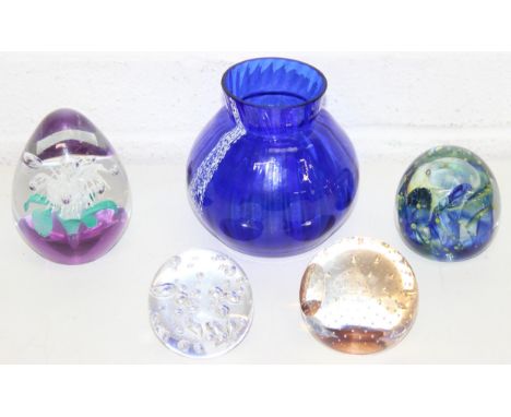 5 assorted decorative glass items with paperweights to incl a controlled bubble example by Caithness and a blue squat vase, t