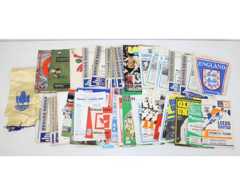 Qty of vintage football programmes to incl Leeds United, Sunderland, Swindon Town, Bristol Rovers etc and a Reading F.C. sash