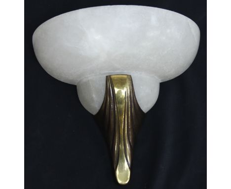 Art Deco style brass and alabaster pocket wall light by Spanish maker Mariner S.A., 23cm H