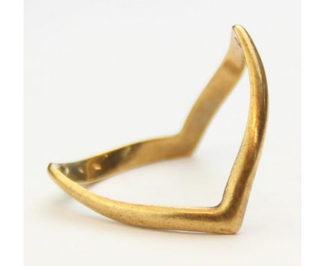 [1.64g, P] - 9ct gold wishbone ring, London 1978