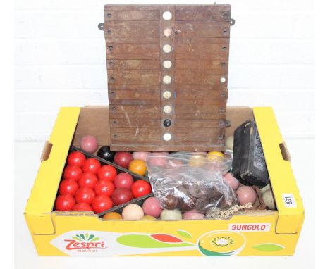 Qty of vintage snooker balls and other snooker related items 