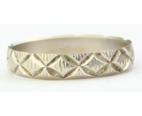 [1.83g, Q] - a retro 9ct white gold band ring with textured design, London 1979