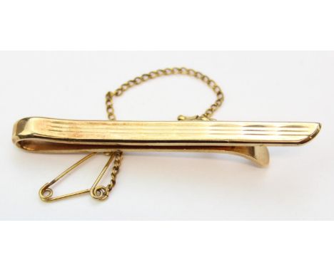 [8.43g] - a retro 9ct gold tie clip with safety chain, Birmingham 1963. 57mm wide