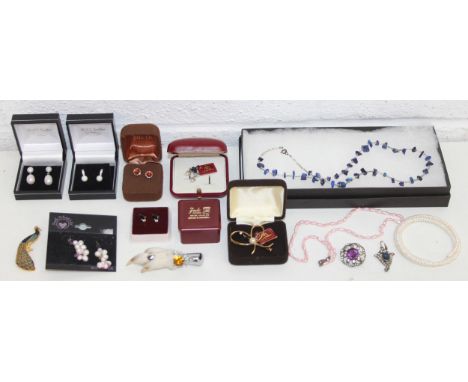 Qty of assorted silver mounted jewellery to inc a pair of silver and amber stud earrings, other earrings to include pearls, o