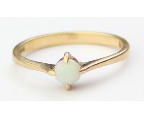 [1.37g, L] - a vintage 9ct gold and solitaire opal ring, marked for London 1980