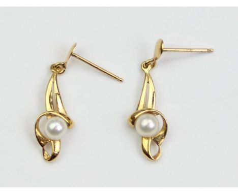 A pair of 9ct gold and pearl earrings, marked 375 and XRF confirmed, 19mm drop, 0.97g