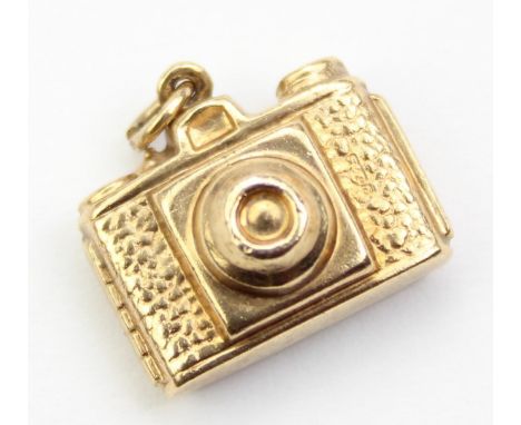 A vintage 9ct gold pendant or charm formed as a camera, XRF confirmed, 0.93g, 15mm wide