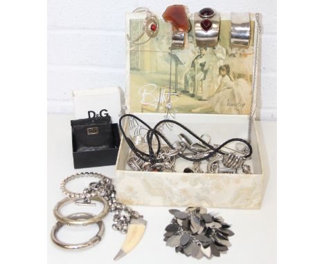 Qty of assorted vintage and later costume jewellery to incl necklaces, rings, bracelets and watches
