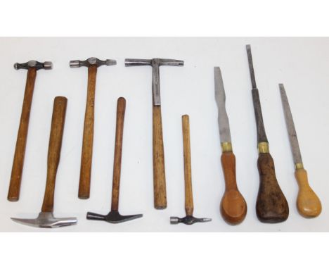 Vintage tools to incl 6 collectable wooden-handled hammers incl Stanley, Snail Brand and Wynn &amp; Timmins, and 3 large flat