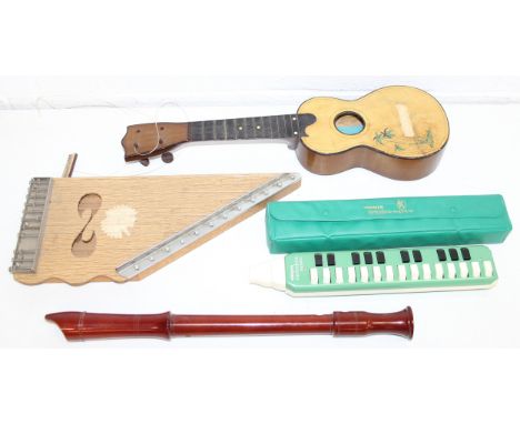 Assorted vintage instruments to incl treble (alto) recorder, lap harp/zither, Hohner melodica soprano etc