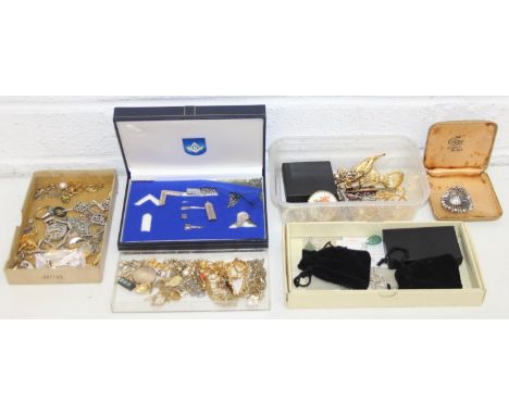 A large qty of assorted costume jewellery items to inc brooches, many gold plated pieces etc