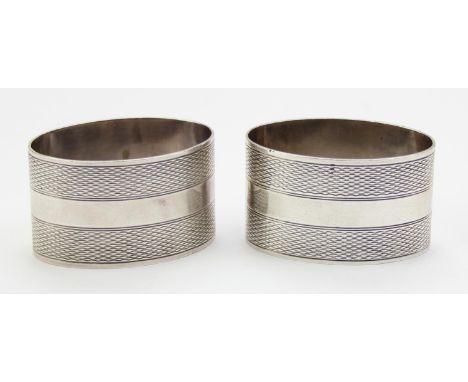 [71.43g] - a pair of heavy gauge silver napkin rings with engine turned decoration, marked for Birmingham 1947 by Joseph Glos