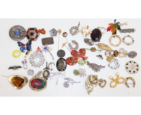 Qty of costume jewellery to incl brooches and pin badges 