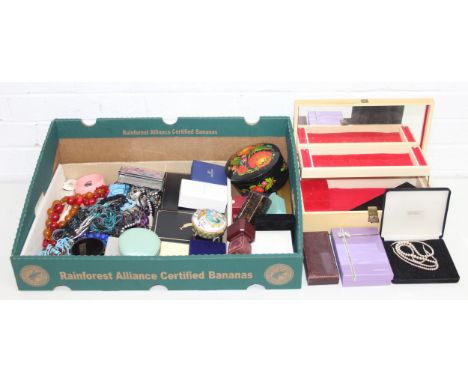 A qty of assorted costume jewellery to inc some boxed items and a number of antique and later empty boxes 