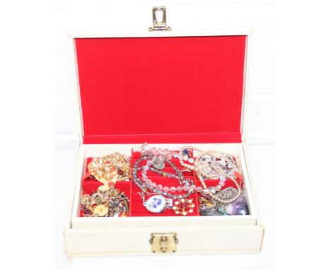 Qty of vintage and later costume jewellery in jewellery box to incl necklaces, earrings, brooches, pendants and a qty of empt
