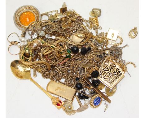 Qty of various gold plated costume jewellery etc to include chains, cufflinks, pendants and rings approx 700g