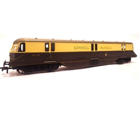 Hornby Express Parcels railcar, GWR chocolate/cream. P&P Group 1 (£14+VAT for the first lot and £1+VAT for subsequent lots)Co
