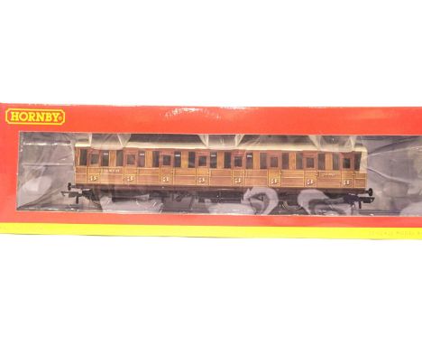 Hornby R4516 Gresley Suburban LNER third class coach 3182. P&P Group 1 (£14+VAT for the first lot and £1+VAT for subsequent l