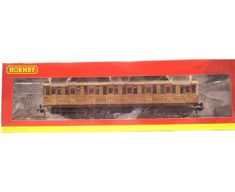 Hornby R4516 Gresley suburban LNER third class coach 3182. P&P Group 1 (£14+VAT for the first lot and £1+VAT for subsequent l