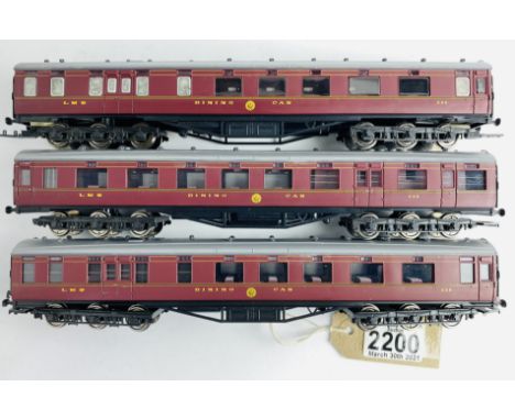 3x Hornby LMS 12x Wheel 'Dining Car' Coaches Unboxed CONDITION REPORT: Some lacking couplings, some have had their couplings 